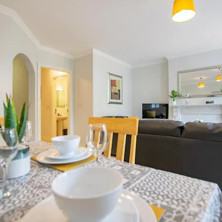 128 - Comfy 2 Bed With Parking Apartment *