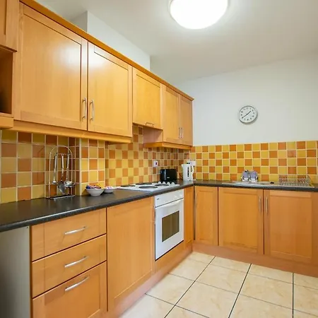 128 - Comfy 2 Bed With Parking Apartment