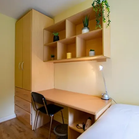 128 - Comfy 2 Bed With Parking Apartment