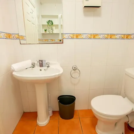 128 - Comfy 2 Bed With Parking Apartment *