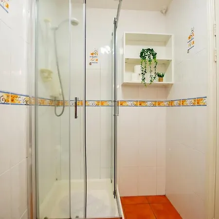 128 - Comfy 2 Bed With Parking Apartment
