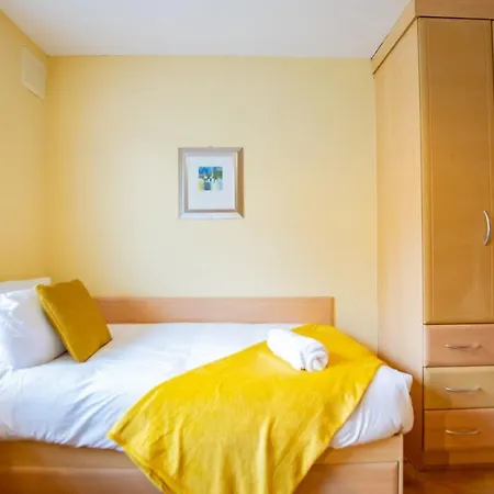 128 - Comfy 2 Bed With Parking Apartment Galway