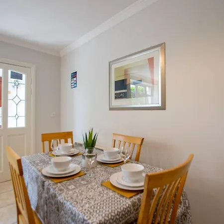 128 - Comfy 2 Bed With Parking - Sleeps 6 Apartment Galway
