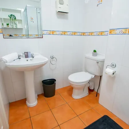 128 - Comfy 2 Bed With Parking - Sleeps 6 *