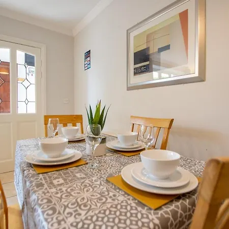 128 - Comfy 2 Bed With Parking - Sleeps 6 Apartment