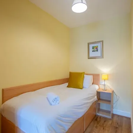 128 - Comfy 2 Bed With Parking - Sleeps 6 * Galway