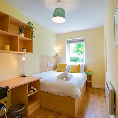 128 - Comfy 2 Bed With Parking - Sleeps 6 *