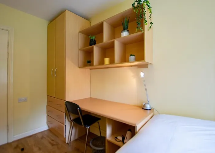 128 - Comfy 2 Bed With Parking Апартаменты