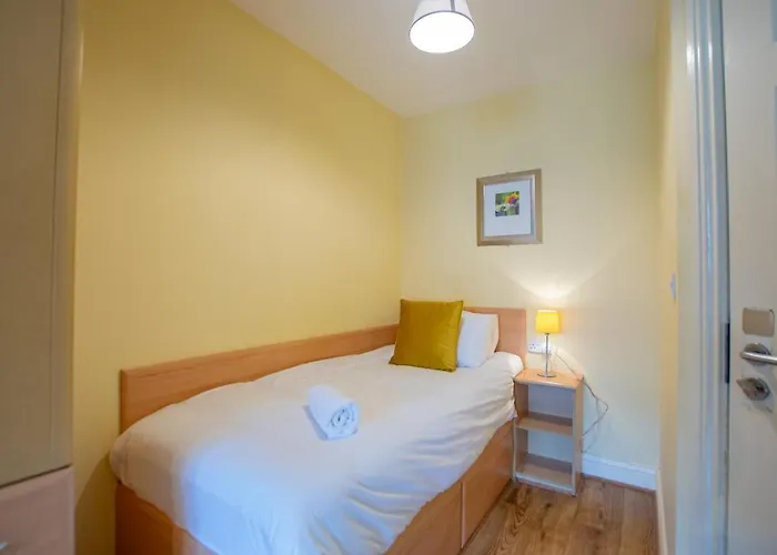 128 - Comfy 2 Bed With Parking * Galway